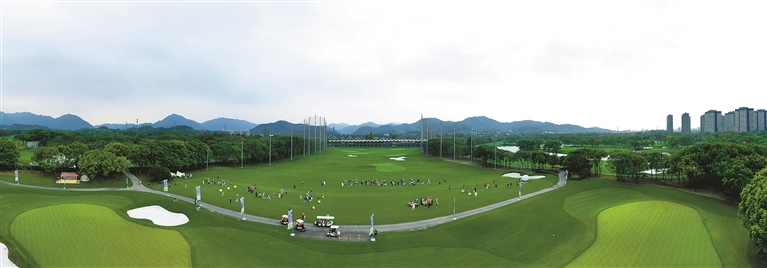 8月28日,迎亚运高尔夫惠民活动在西湖国际高尔夫乡村俱乐部燃情开场
